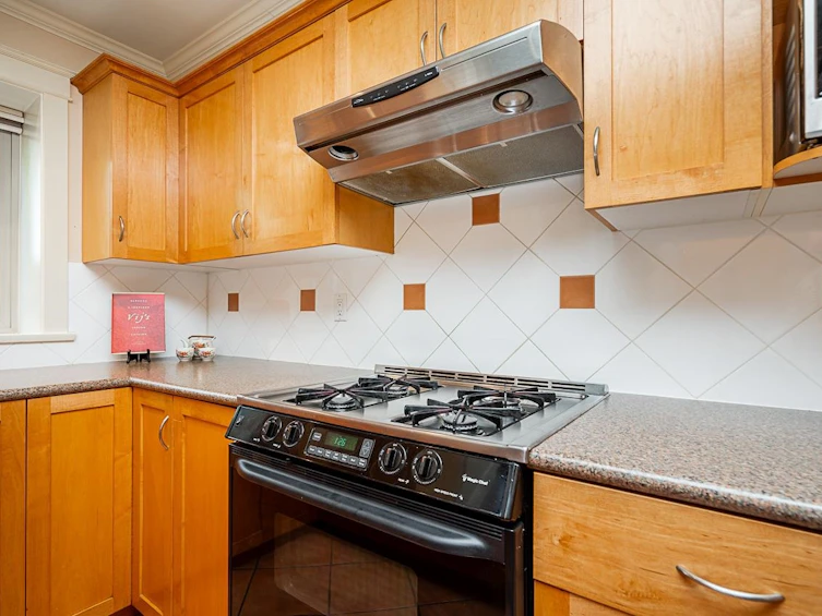 2311 W 8th Avenue, Vancouver, BC, V6K 2A8 - 13
