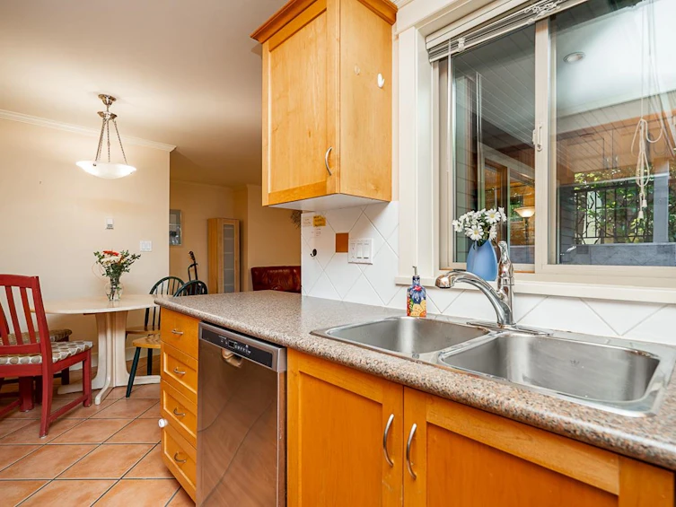 2311 W 8th Avenue, Vancouver, BC, V6K 2A8 - 14
