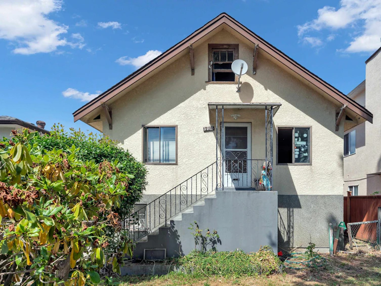 3015 East 19th Avenue, Vancouver, BC, V5M 2S8 - 2