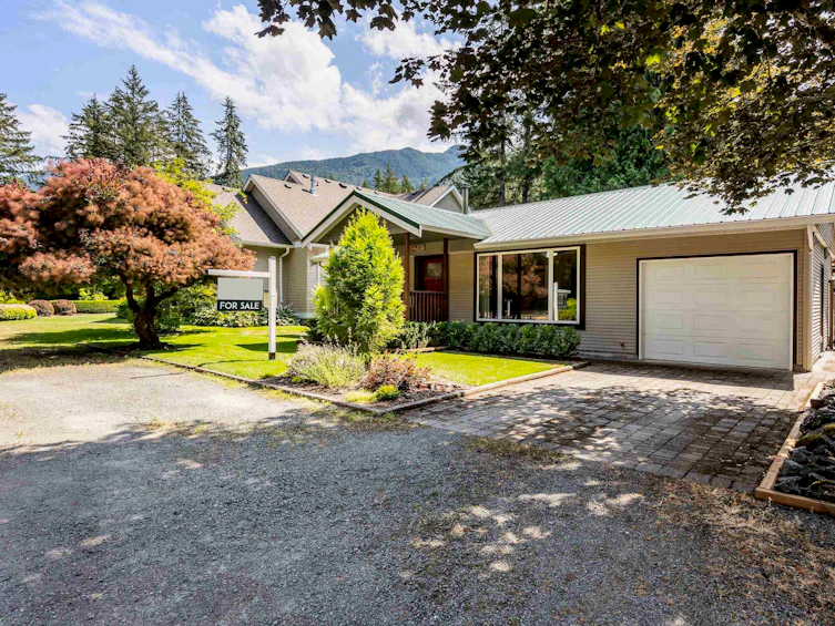 629 Mountain View Road, Cultus Lake, BC, V2R 4Z7 - 2