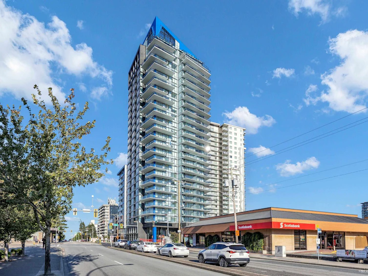 810-1588 Johnston, Surrey, BC, V4B 3Z7 - 2