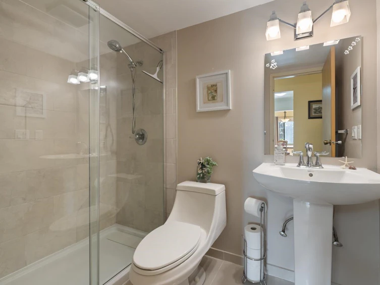 101-1740 Southmere, Surrey, BC, V4A 6E4 - 11