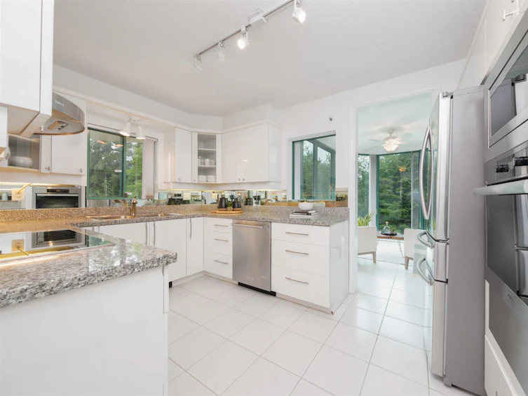 5E-338 Taylor Way, West Vancouver, BC, V7T 2Y1 - 2
