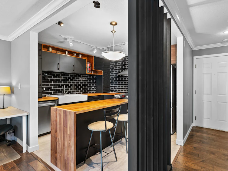 203-2575 Ware, Abbotsford, BC, V2S 3E2 - 3