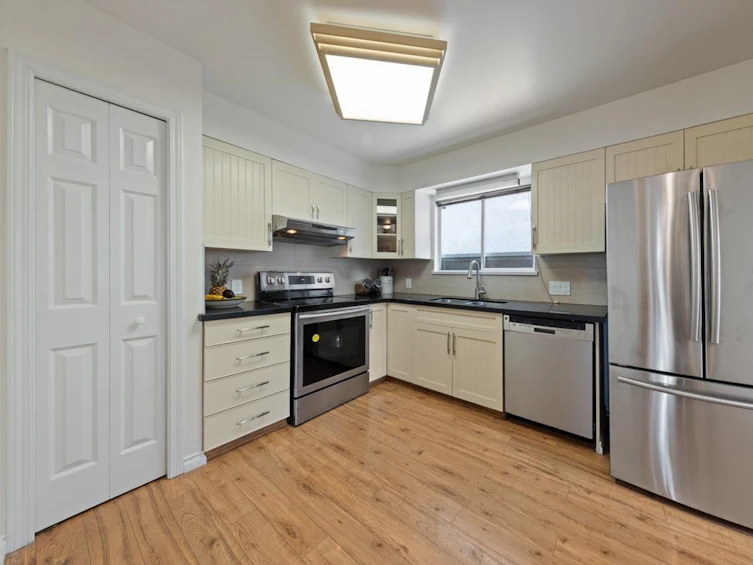2073 Charles Street, Vancouver, BC, V5L 2V1 - 10
