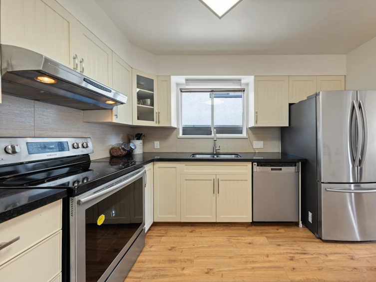 2073 Charles Street, Vancouver, BC, V5L 2V1 - 11