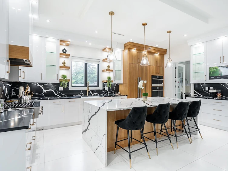 6052 172 Street Street, Surrey, BC, V3S 3Z7 - 6