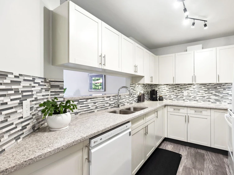 319-2800 Chesterfield Avenue, North Vancouver, BC, V7N 4M1 - 7