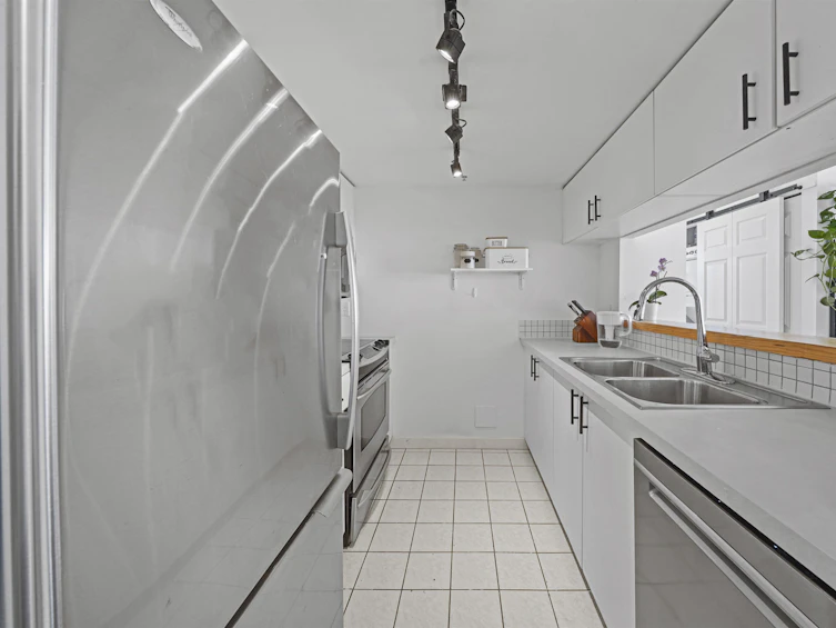 603-10523 University, Surrey, BC, V3T 5T8 - 3
