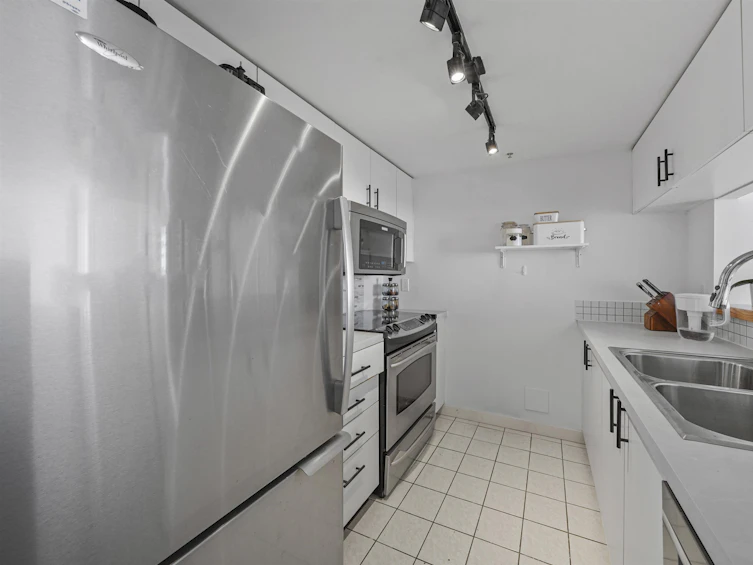 603-10523 University, Surrey, BC, V3T 5T8 - 5