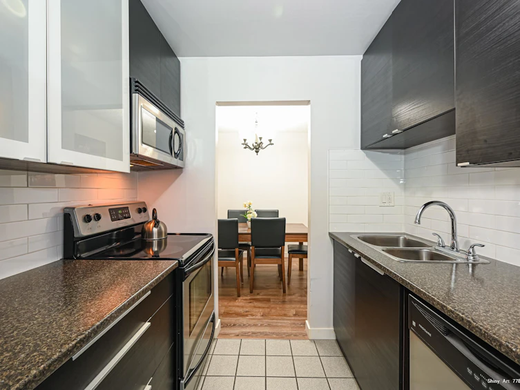 104-9890 Manchester Drive, Burnaby, BC, V3N 4R4 - 9