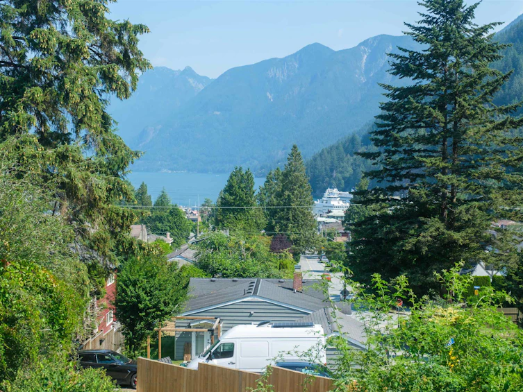 6467 Raleigh Street, West Vancouver, BC, V7W 2C9
