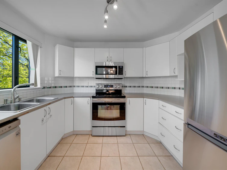 302-175 E 10th Street, North Vancouver, BC, V7L 4W1 - 7