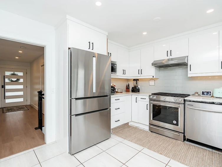 8670 11th Avenue, Burnaby, BC, V3N 2P8 - 8