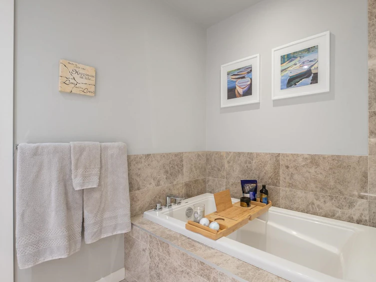 501-118 Carrie Cates Court, North Vancouver, BC, V7L 0B2 - 22
