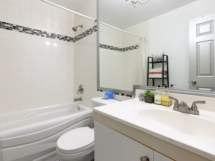 15-888 W 16th Street, North Vancouver, BC, V7P 1R3 - 15