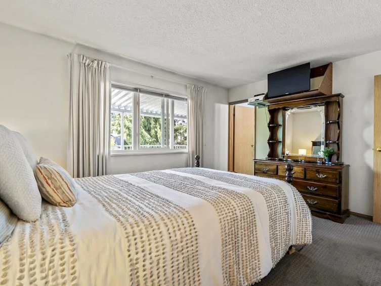 15251 97 Avenue, Surrey, BC, V3R 8C7 - 15