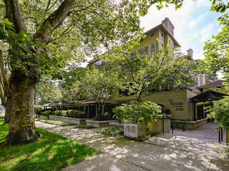 202 - 3788 W 8th Avenue, Vancouver BC V6R 1Z3