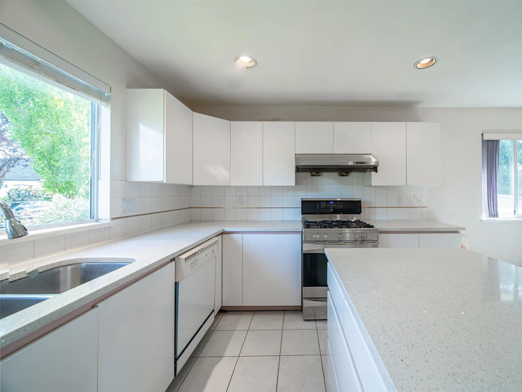 4012 Dundas Street, Burnaby, BC, V5C 1A7 - 11