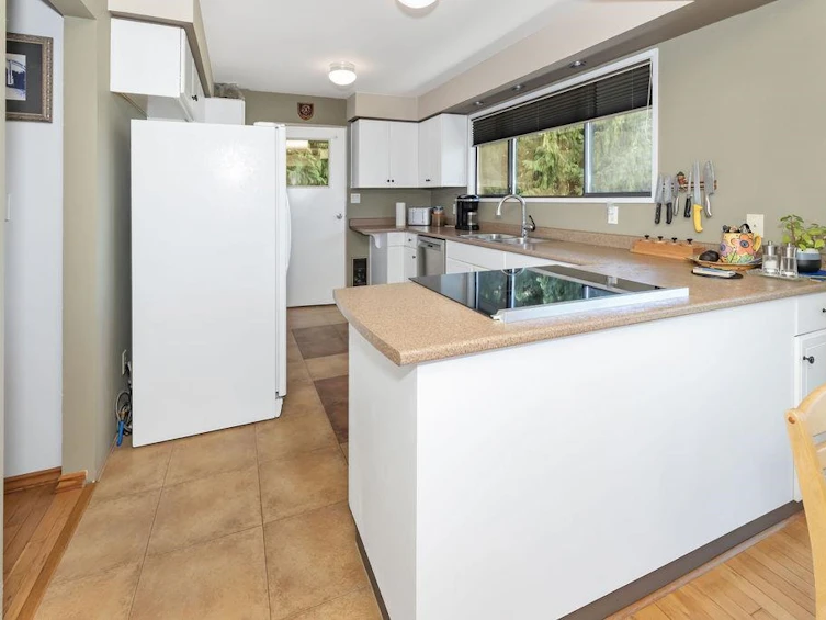 6950 Porpoise Drive, Sechelt, BC, V7Z 0C8 - 12