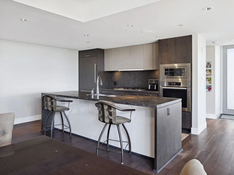 301-918 Keith Road, West Vancouver, BC, V7T 1M3 - 9