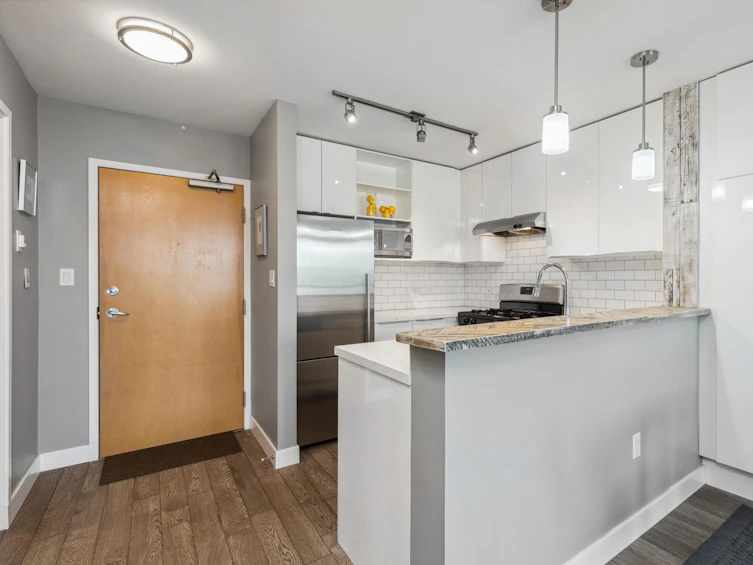 1106-124 West 1st Street, North Vancouver, BC, V7M 3N3 - 5
