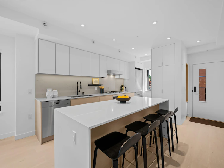 580 W 28th Avenue, Vancouver, BC, V5Z 2H1 - 2