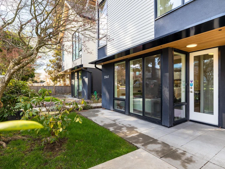 2561 East 40th Avenue, Vancouver, BC, V5R 2V8 - 2
