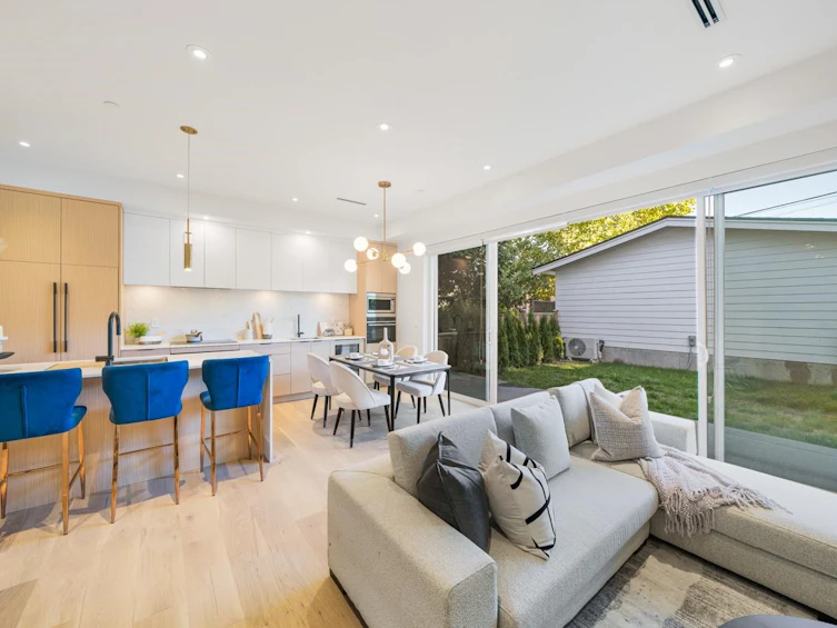 32 E 37th Avenue, Vancouver, BC, V5W 1E2 - 3