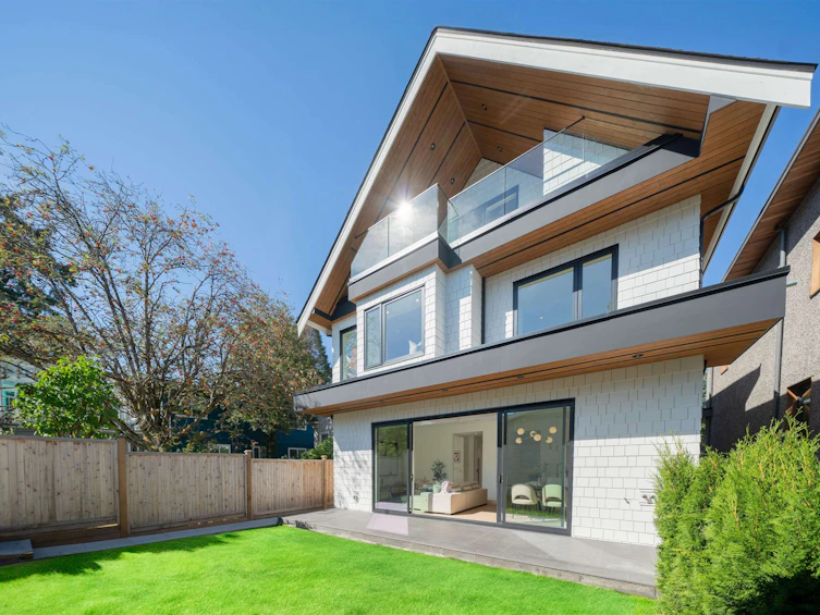 32 E 37th Avenue, Vancouver, BC, V5W 1E2