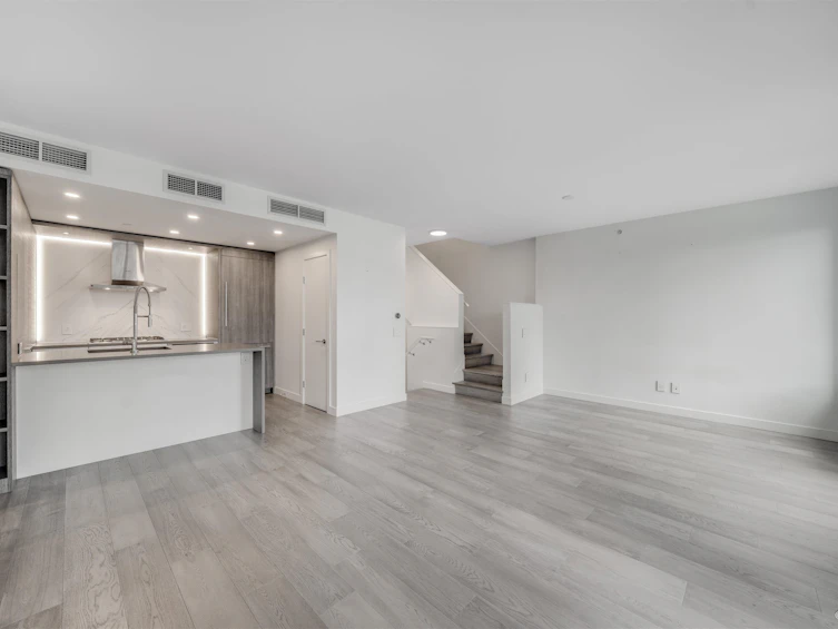 103-15165 Thrift Avenue, Surrey, BC, V4B 0C1 - 15