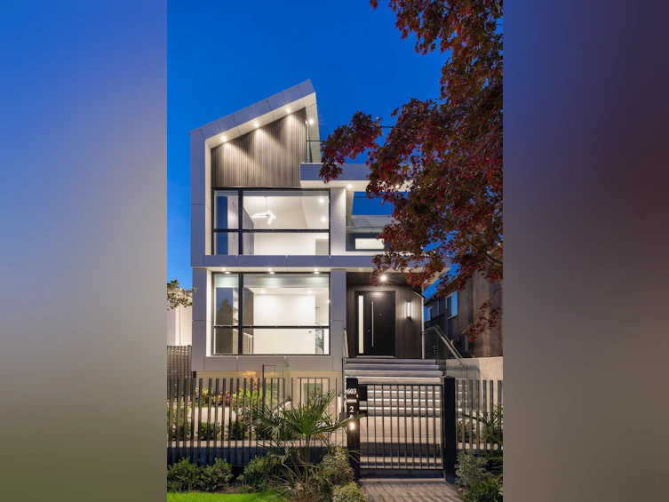 603 E 57th Avenue, Vancouver, BC, V5X 1T1 - 2