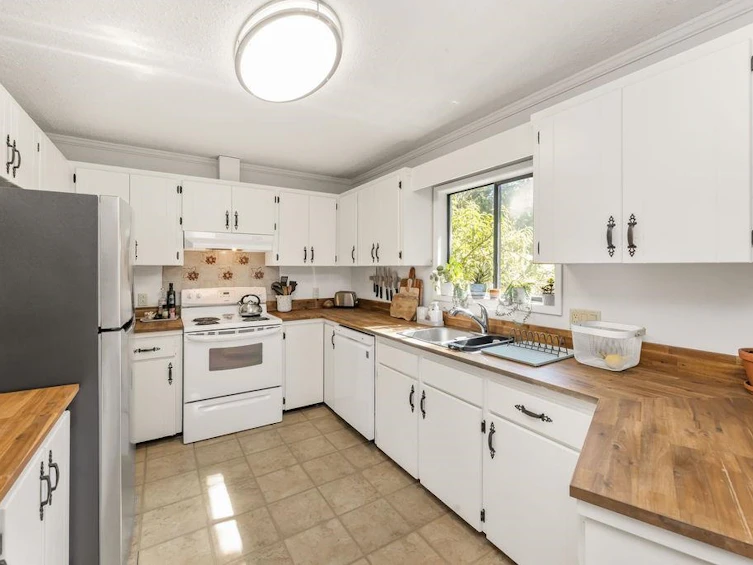 8019 Cooper Road, Halfmoon Bay, BC, V7Z 1A6 - 16
