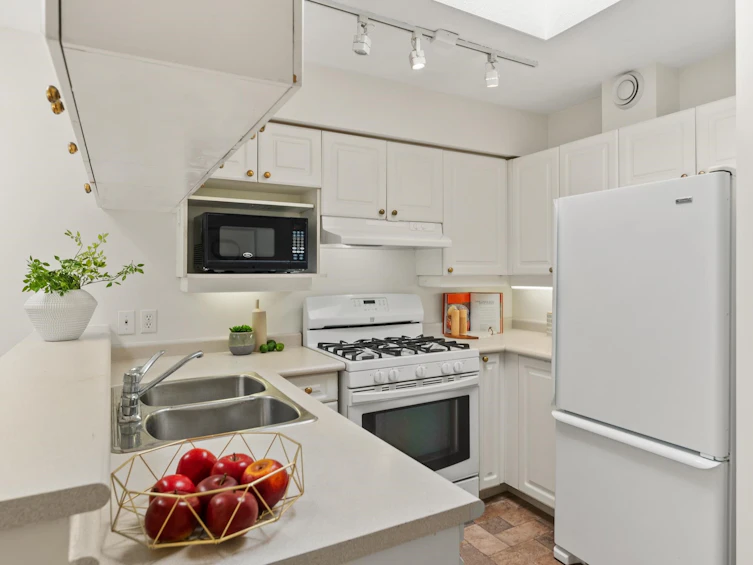 418-3440 West Broadway, Vancouver, BC, V6R 4R2 - 17