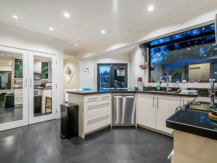5747 Telegraph Trail, West Vancouver, BC, V7W 1R3 - 11