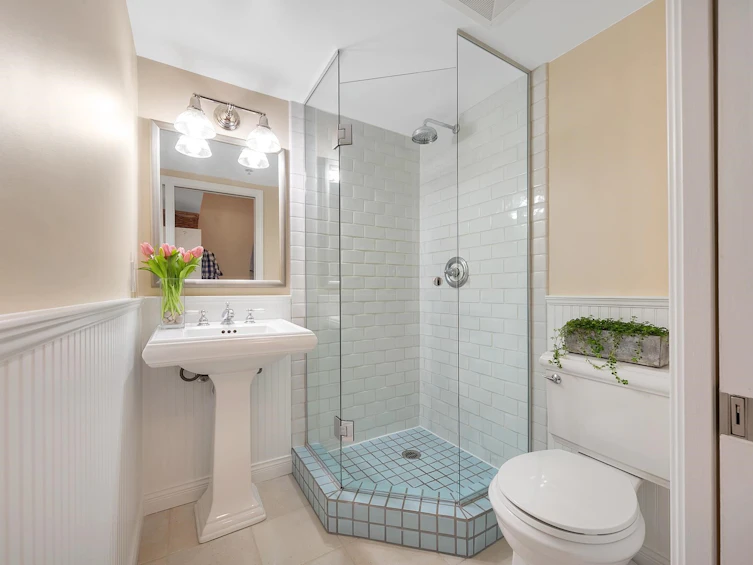 105-2405 W Broadway, Vancouver, BC, V6K 2E8 - 17