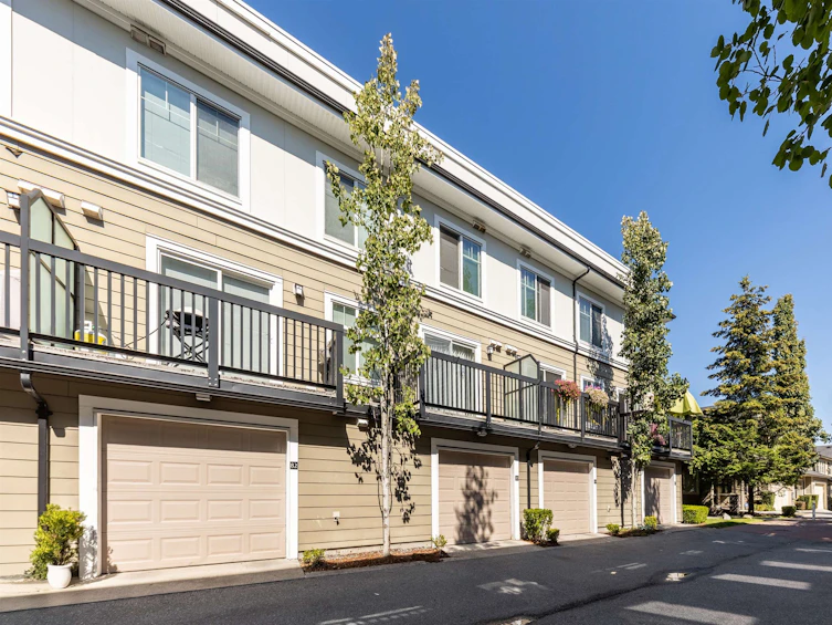 83-15833 26, Surrey, BC, V3S 2X5