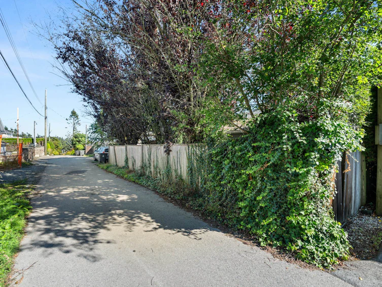13069 13 Avenue, Surrey, BC, V4A 1B9 - 14