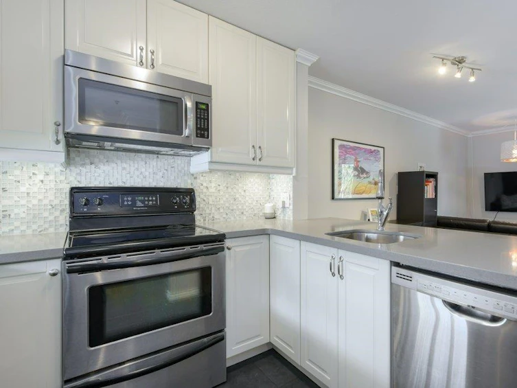 302-1688 East 8th Avenue, Vancouver, BC, V5N 1T5 - 6