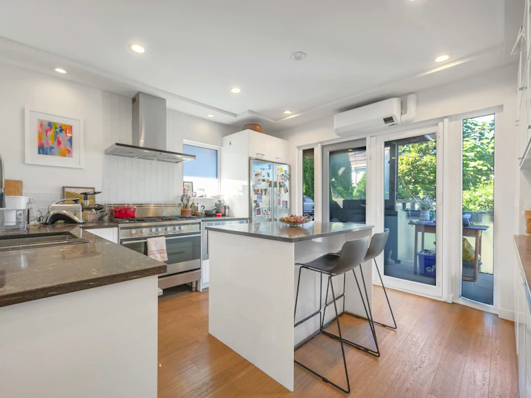 2381 E Georgia Street, Vancouver, BC, V5L 2C1 - 8