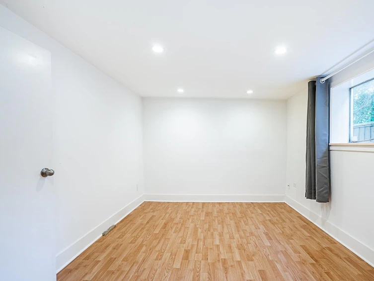 870 East 33 Avenue, Vancouver, BC, V5V 3A5 - 33