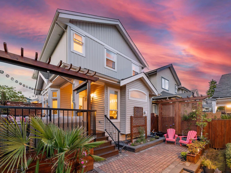 15752 23b Avenue, Surrey, BC, V4A 9Y4