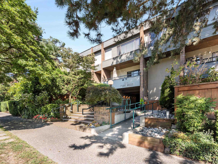 206-2475 York Avenue, Vancouver, BC, V6K 1C9