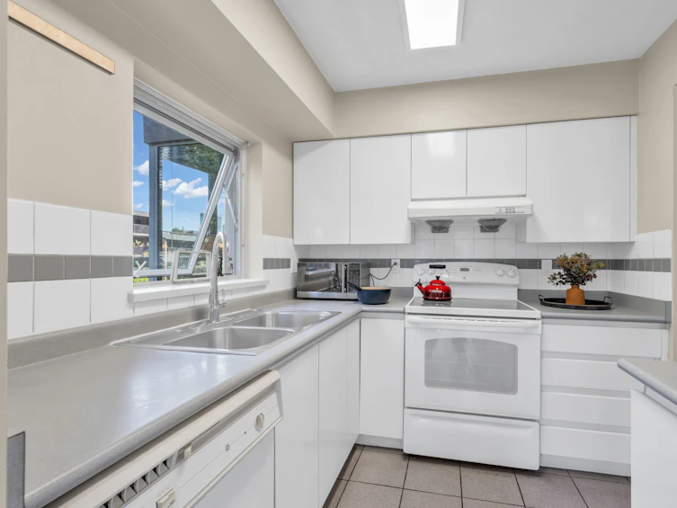 306-9633 Manchester Drive, Burnaby, BC, V3N 4Y9 - 10