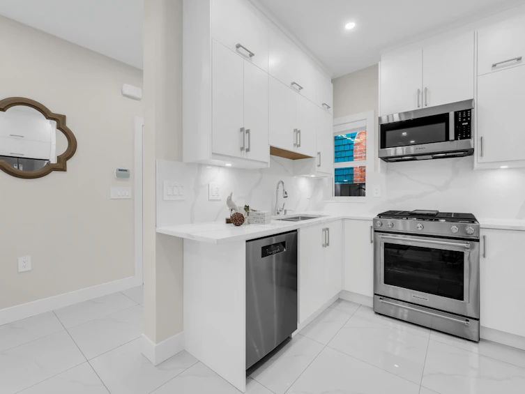 2576 E 28th Avenue, Vancouver, BC, V5R 1R6 - 11