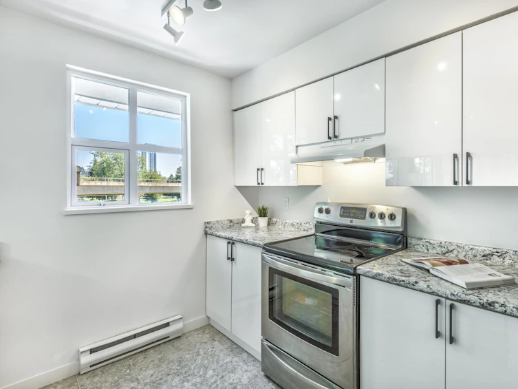 310-10533 University, Surrey, BC, V3T 5T7 - 3