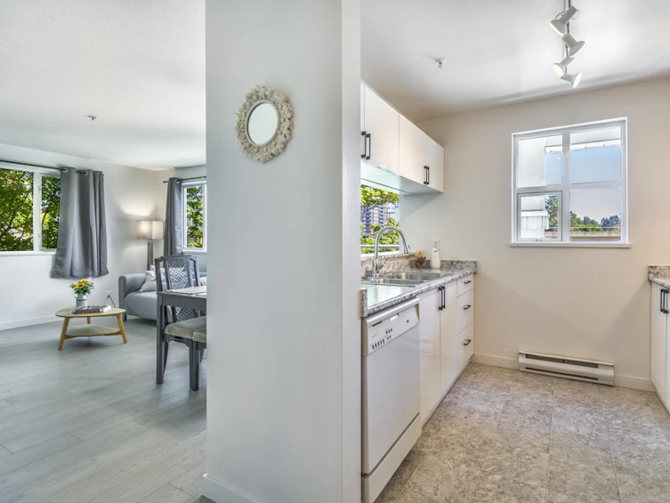 310-10533 University, Surrey, BC, V3T 5T7 - 5