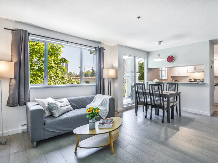 310-10533 University, Surrey, BC, V3T 5T7 - 10