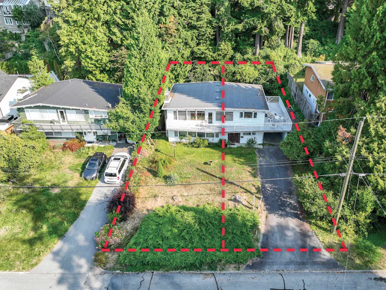 1020 Clements Avenue, North Vancouver, BC, V7R 2L4 - 2