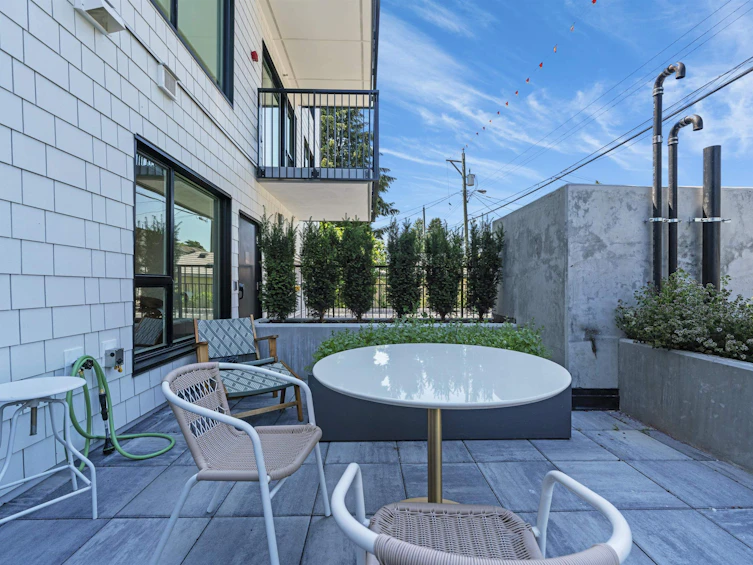 105-2235 E Broadway, Vancouver, BC, V5N 0J5 - 2